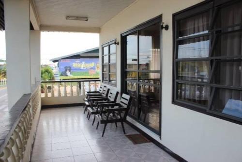 eine Sitzgruppe in einem Gebäude mit Fenstern in der Unterkunft Tweederijweg Apartments in Paramaribo