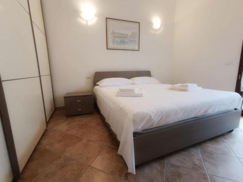a bedroom with a large white bed in a room at Al 28ᴀ , Appartamento Teulada in Teulada
