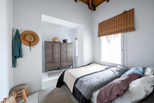 een slaapkamer met een bed en een raam bij Villa Sofia Old Town in Kavala