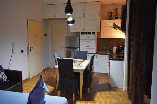 uma cozinha com uma mesa e um gato sentado numa cadeira em Sea Salt Studio Apartment em Vlorë