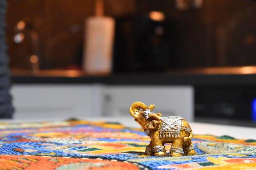 una figurita de un elefante sentado en una mesa en Sea Salt Studio Apartment, en Vlorë
