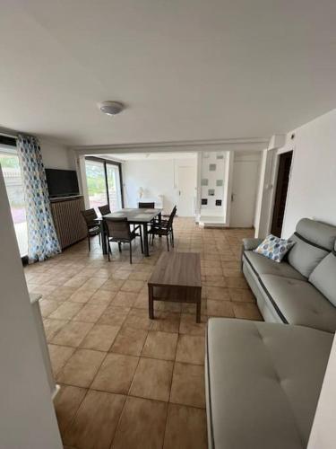 un salon avec un canapé et une table dans l'établissement Le Jean Bart, à Bréhal