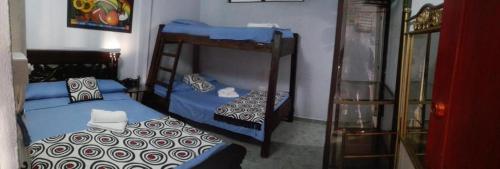 a room with two bunk beds and a ladder at Hotel Villa del Rosario Nuevo in Melgar