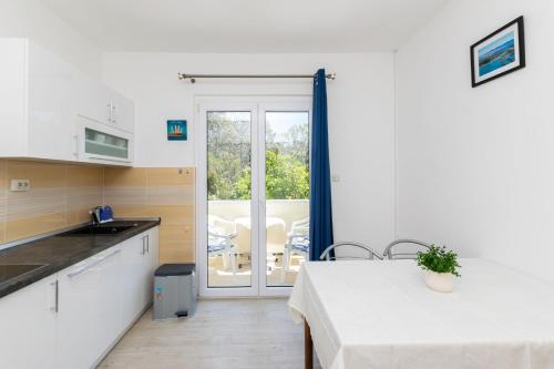 Kuchyňa alebo kuchynka v ubytovaní Apartments Marija Sabina