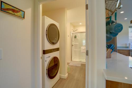 eine Waschküche mit Waschmaschine und Trockner in der Unterkunft Old Town Cottonwood Cottage with Yard, Pets Welcome in Cottonwood