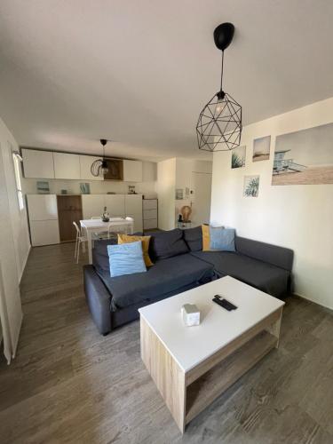 Kuchyňa alebo kuchynka v ubytovaní Appartement proche mer avec terrasse et jardin privatif