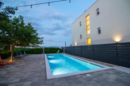 een zwembad voor een gebouw bij Villa Ecija in Trogir