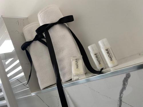 a shelf with towels and spa products on it at B&B Emozione in Campobasso