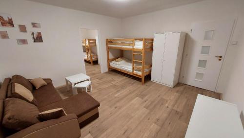 ein Wohnzimmer mit einem Sofa und einem Etagenbett in der Unterkunft Apartmán Velehrad in Velehrad