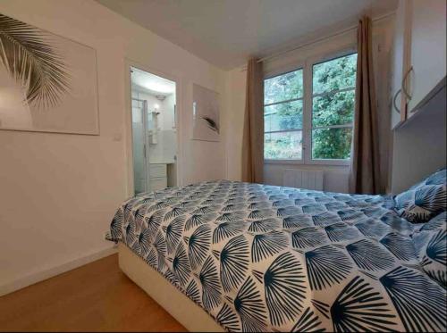 1 dormitorio con cama y ventana en Vue MER/Tout à pied/Calme/Plage/ Parc Mauresque, en Arcachon