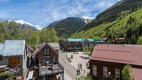 eine Luftansicht einer Stadt in den Bergen in der Unterkunft Hotel Columbia in Telluride