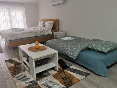 een slaapkamer met een bed en een tafel met een tafel bij Studio apartmani Banja Koviljaca in Banja Koviljača