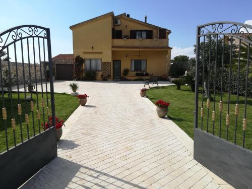 una entrada que conduce a una casa con una puerta en Ulivo Apartment, en Ragusa