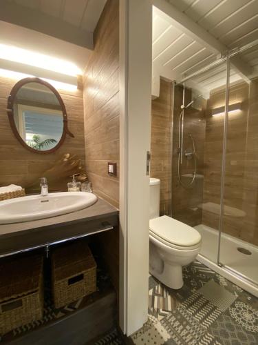 ein Bad mit einem WC, einem Waschbecken und einer Dusche in der Unterkunft White Pearl - Luxury in Giardini-Naxos