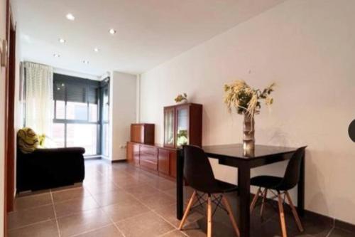 sala de estar con mesa de comedor y sillas en Apartamento cerca del mar en Castellon en Grao de Castellón