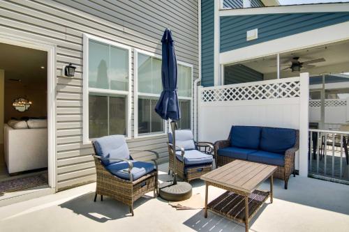 Posezení v ubytování 5 Mi to Bethany Beach Townhome with Community Perks