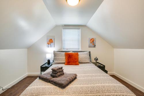 um quarto com uma cama grande e almofadas laranja em Updated Kingston Vacation Rental Near Parks! em Kingston