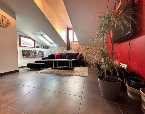 a living room with a couch and a table at Appart en duplex climatisé cœur de ville in Périgueux