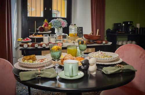een tafel met eten en drinken erop bij HOLT Hotel De Mi Independencia King Room in Oaxaca City