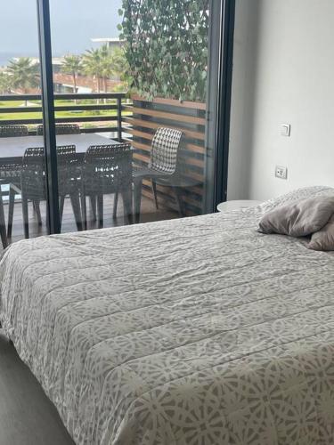 Llit o llits en una habitació de Nice appartement pool & sea view