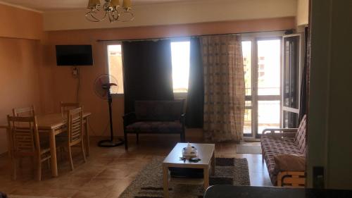 un soggiorno con divano e tavolo e una sala da pranzo di شاليه فندقي ڤيو البحر Ain sokhna-families& married only a Ain Sokhna