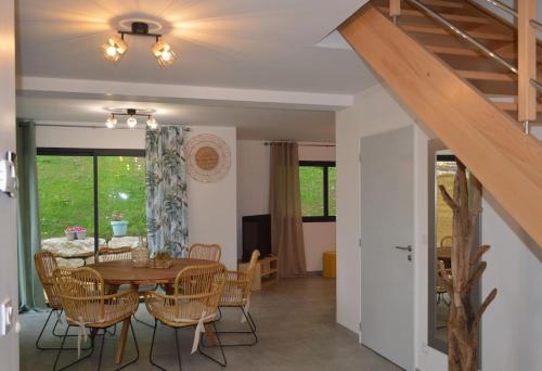 une salle à manger avec une table et des chaises dans l'établissement Zen Vanilla Home, Maison exotique entre Annecy et Geneve, à Cruseilles