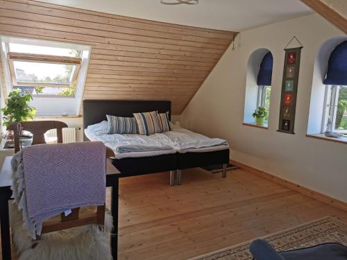 Habitación con cama y mesa. en Safine B&B en Fåborg