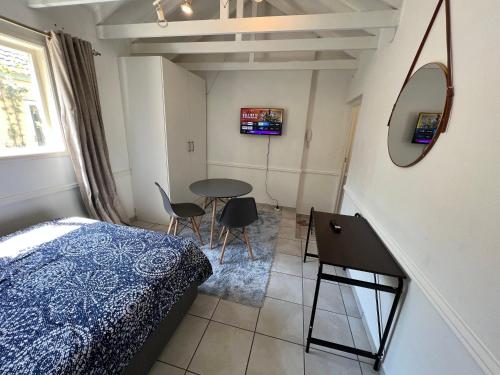 um quarto com uma cama, uma mesa e cadeiras em Stunning stay in Sandton - back up power & view em Joanesburgo