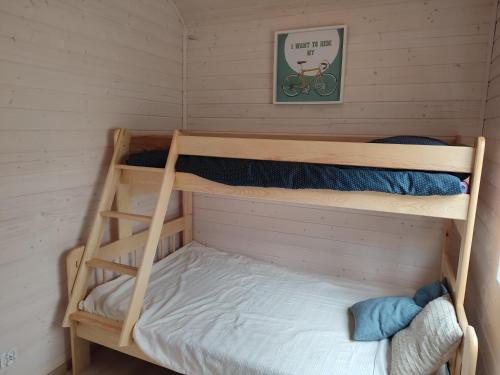 Pokój z łóżkiem piętrowym i 2 łóżkami piętrowymi w obiekcie WIDOKI Rusinowo Domki Letniskowe w mieście Rusinowo