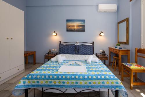 Postel nebo postele na pokoji v ubytování Irini Studios in Tinos