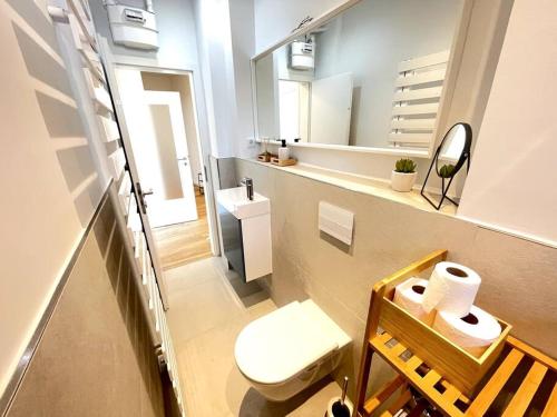 a small bathroom with a toilet and a mirror at 60qm - 2 rooms - free parking - city - MalliBase Apartments in Hannover