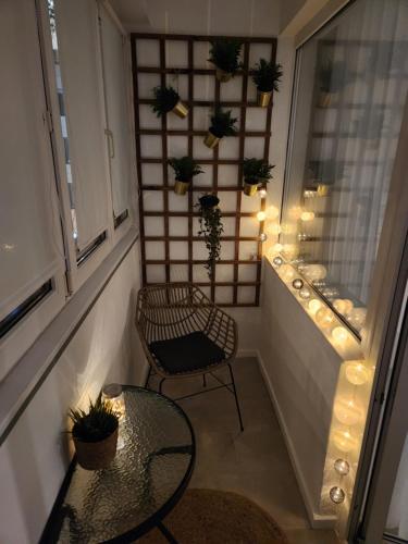 einen Balkon mit einem Tisch, einem Stuhl und einem Fenster in der Unterkunft Moon Apartment in Breslau