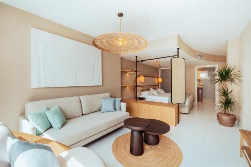 een woonkamer met een bank en een slaapkamer bij AMA Ibiza in Playa d'en Bossa