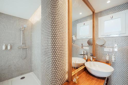 a bathroom with two sinks and a shower at AMA Ibiza in Playa d'en Bossa