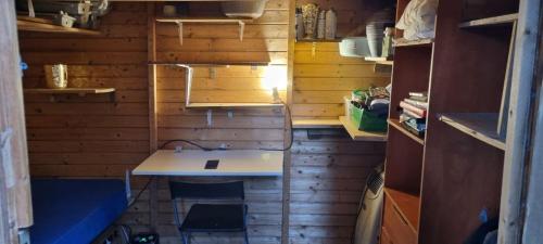 een kleine kamer met een wastafel in een houten kamer bij Le Loft 2 in Montpellier