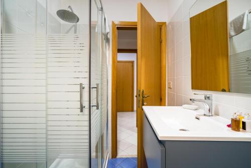 y baño con ducha y lavamanos. en Loft Baia di Letojanni, en Letojanni