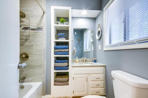 un bagno con lavandino, WC e doccia di Waterfront Home with Views and Dock in Sunrise Beach! a Sunrise Beach