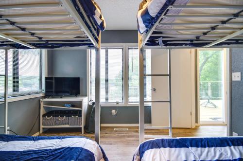 una camera con due letti a castello e una tv di Waterfront Home with Views and Dock in Sunrise Beach! a Sunrise Beach