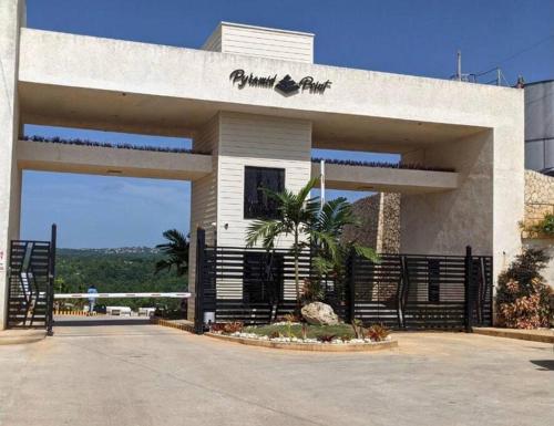 un bâtiment avec une porte devant lui dans l'établissement Casa Bella Vista @ Pyramid Point, à Ocho Rios