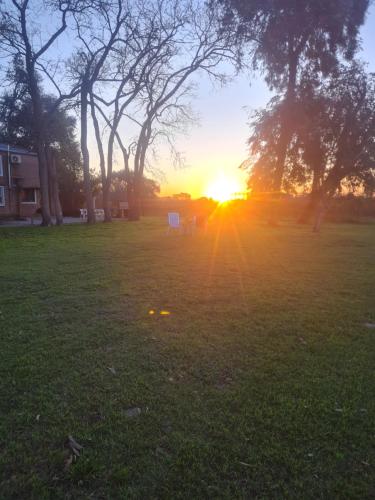 einen Sonnenuntergang auf einem Feld mit Sonnenuntergang in der Unterkunft La Monedita in Torres