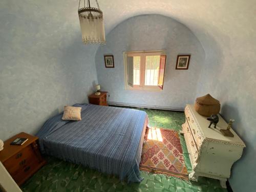 1 dormitorio con cama y ventana en La Torre de Vilanna, en Bescanó