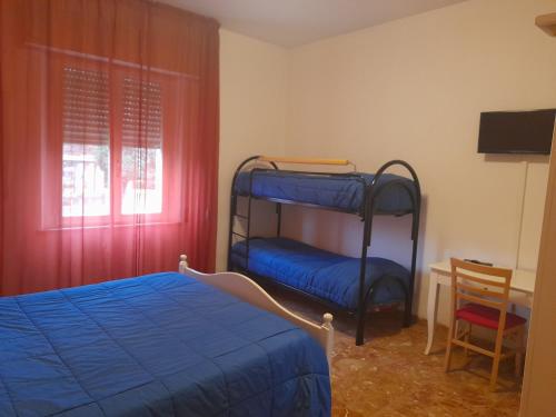ポンテ・サン・ジョヴァンニにあるB&B Arwenのベッドルーム1室(二段ベッド2組、デスク付)