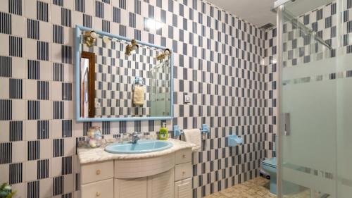 ein Badezimmer mit einem Waschbecken, einem Spiegel und einem WC in der Unterkunft Casa rural mirador de sole in Cazorla