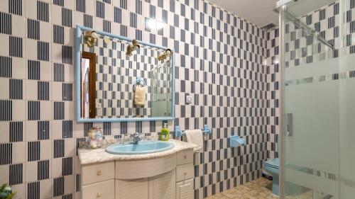 Un baño con lavabo, espejo e inodoro. en Casa rural mirador de sole, en Cazorla