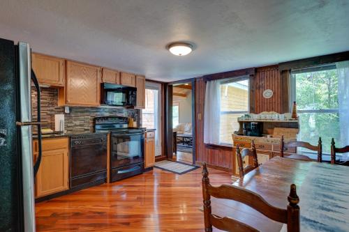 Η κουζίνα ή μικρή κουζίνα στο Killington Area Escape with Deck, Views and Hot Tub!