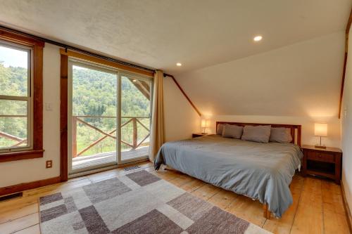 Tempat tidur dalam kamar di Killington Area Escape with Deck and Private Hot Tub!
