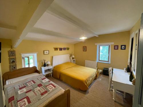 Saint-André-de-RoquepertuisにあるMas du Bassacのベッドルーム1室(ベッド2台付)が備わります。