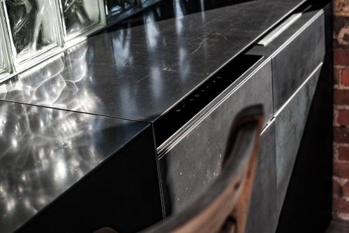 a black counter top with a chair next to it at Agroturystyka Gorzelnia Gwieździn in Gwieździn