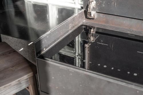 an oven with the door open in a kitchen at Agroturystyka Gorzelnia Gwieździn in Gwieździn