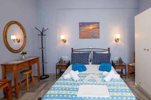 Postel nebo postele na pokoji v ubytování Irini Studios in Tinos